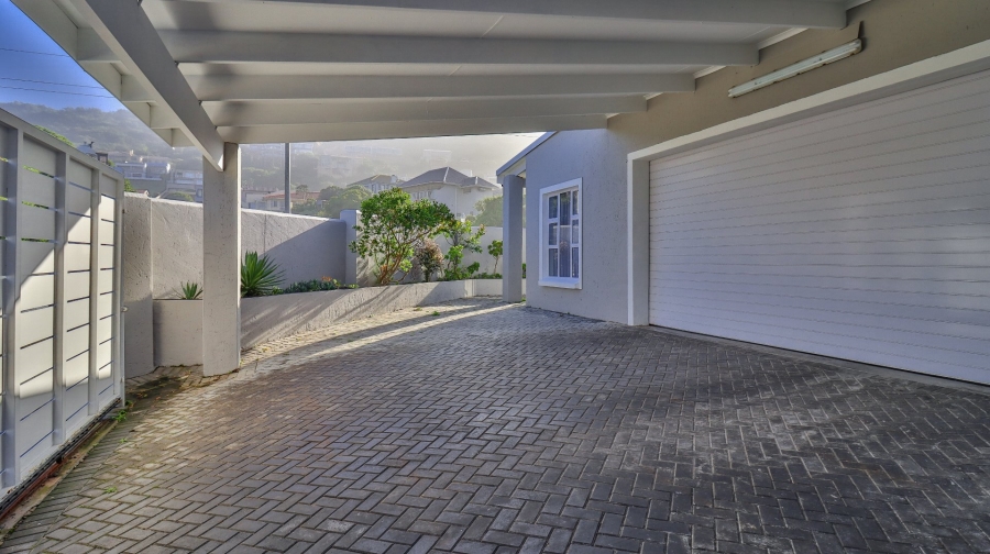 4 Bedroom Property for Sale in Outeniqua Strand Western Cape